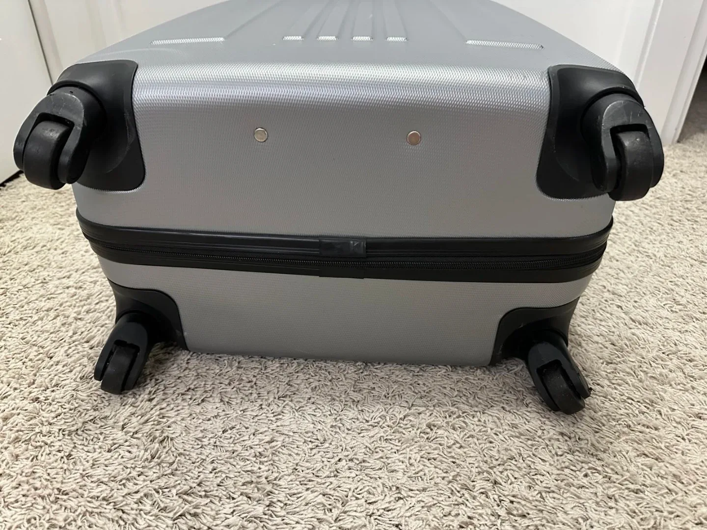 Silver Hard Shell Suitcase image indicator(5)