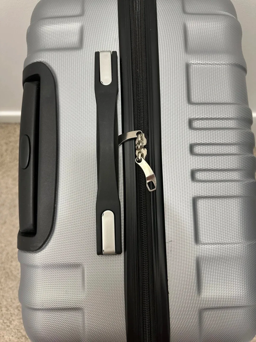 Silver Hard Shell Suitcase image indicator(9)