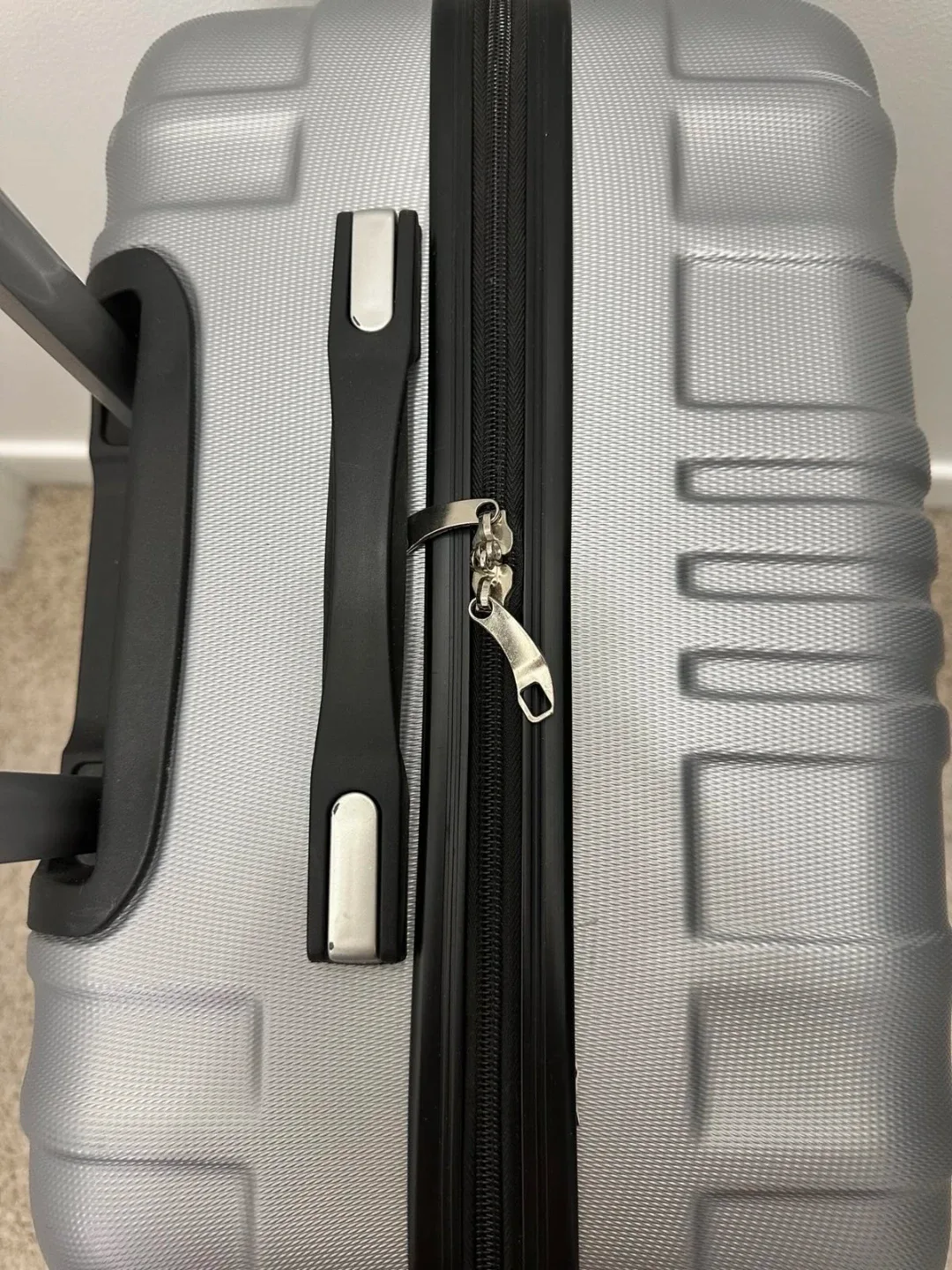 Silver Hard Shell Suitcase image indicator(10)