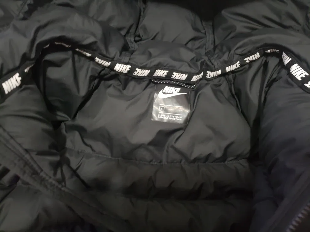 Nike Black Puffer Jacket - Size S image indicator(4)