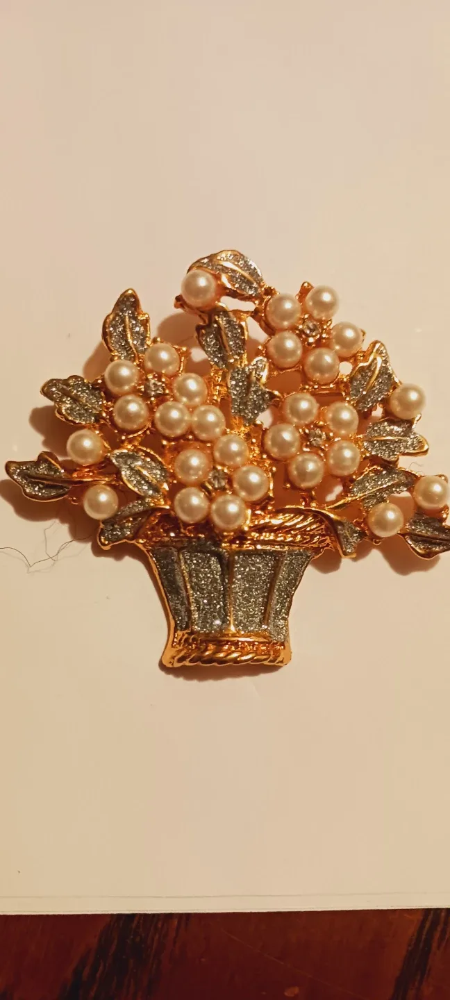 NEW !!Pearl & Rhinestone Flower Basket Brooch