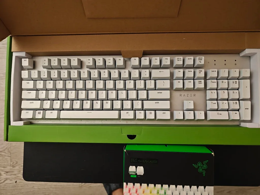 #Cleanout - Razer Pro Type + Phantom Keycaps - plz read descrip image indicator(3)