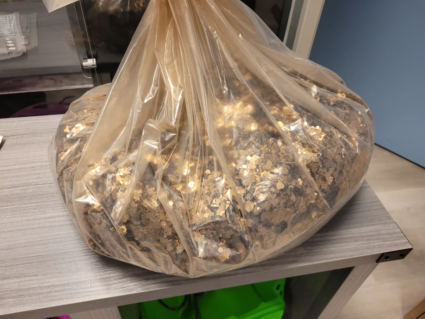 Bag of Gold Confetti (4.54kg) - NEW!!! - photo 3