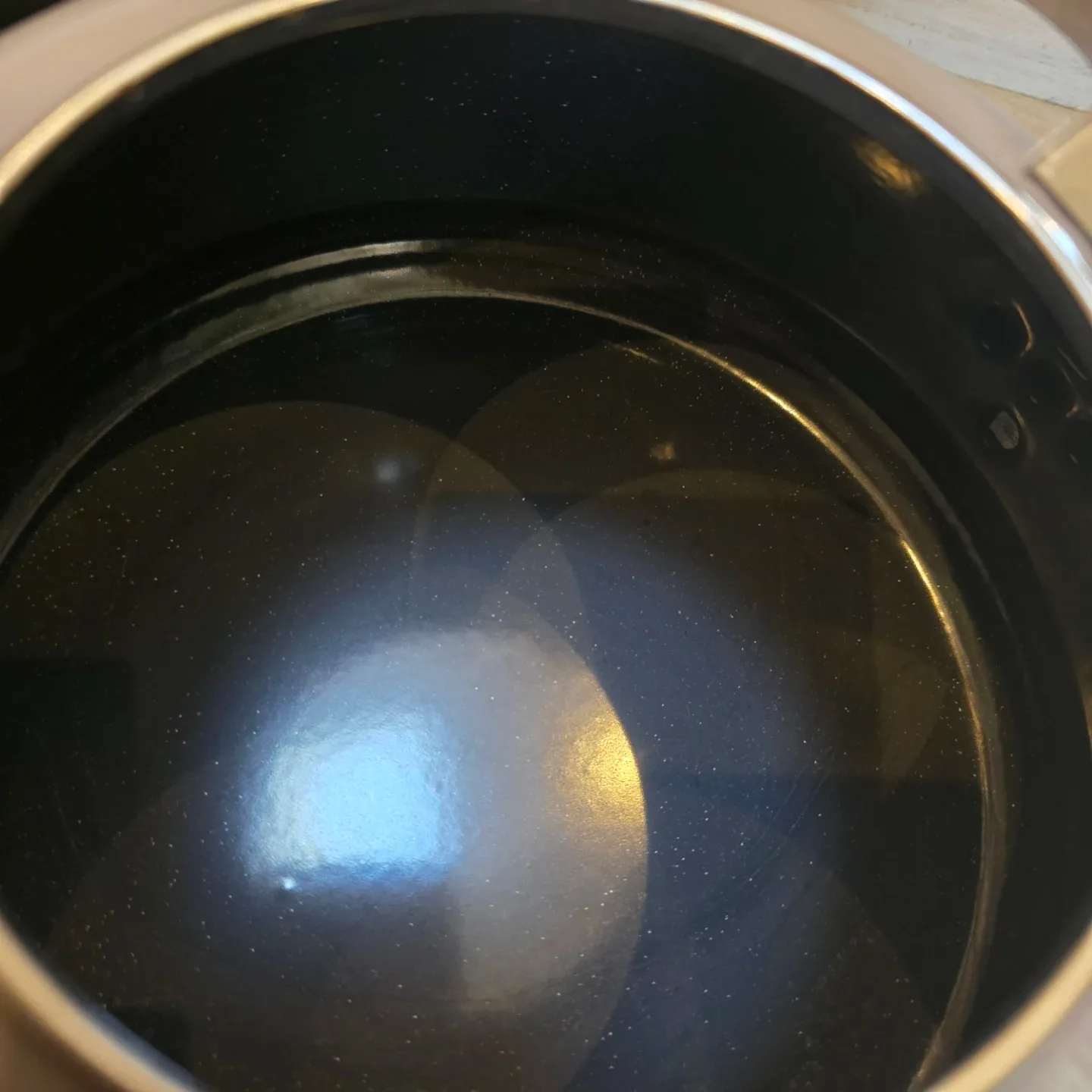 Le Creuset Whistling Tea Kettle Grey image indicator(9)