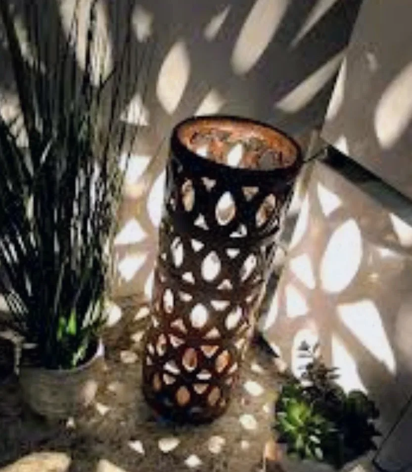 Lampara de cerámica con cortes artesanal