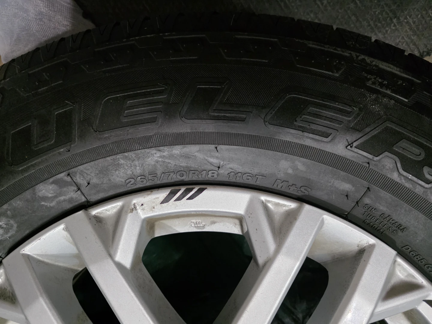 Bridgestone Dueler 265/70R18 Tire with Toyota Rim - photo 4
