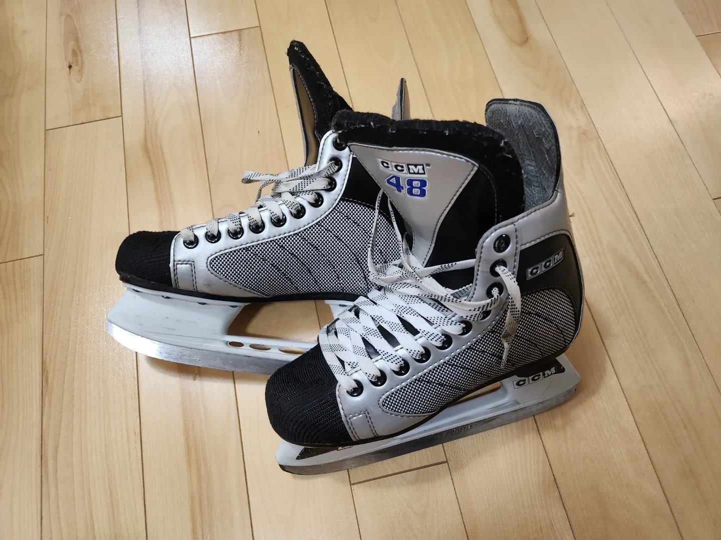 CCM Ice Hockey Skates - Size 4