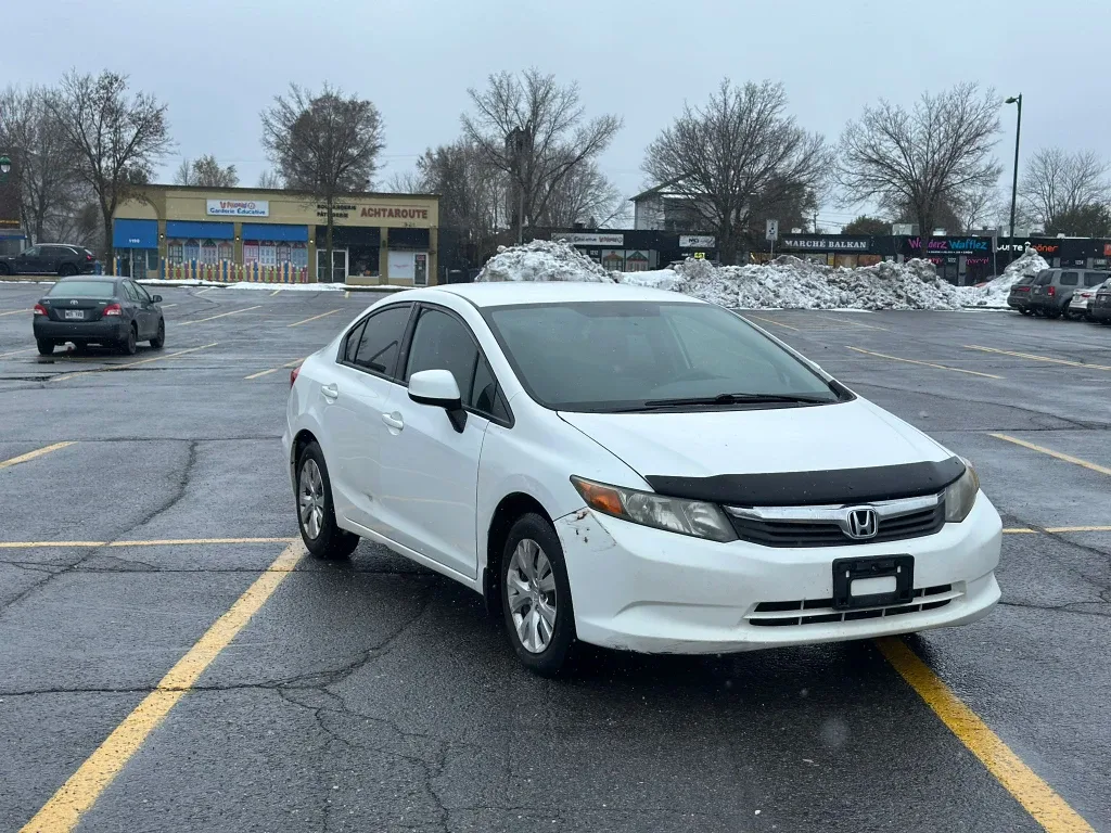 White Honda Civic Sedan image indicator(3)