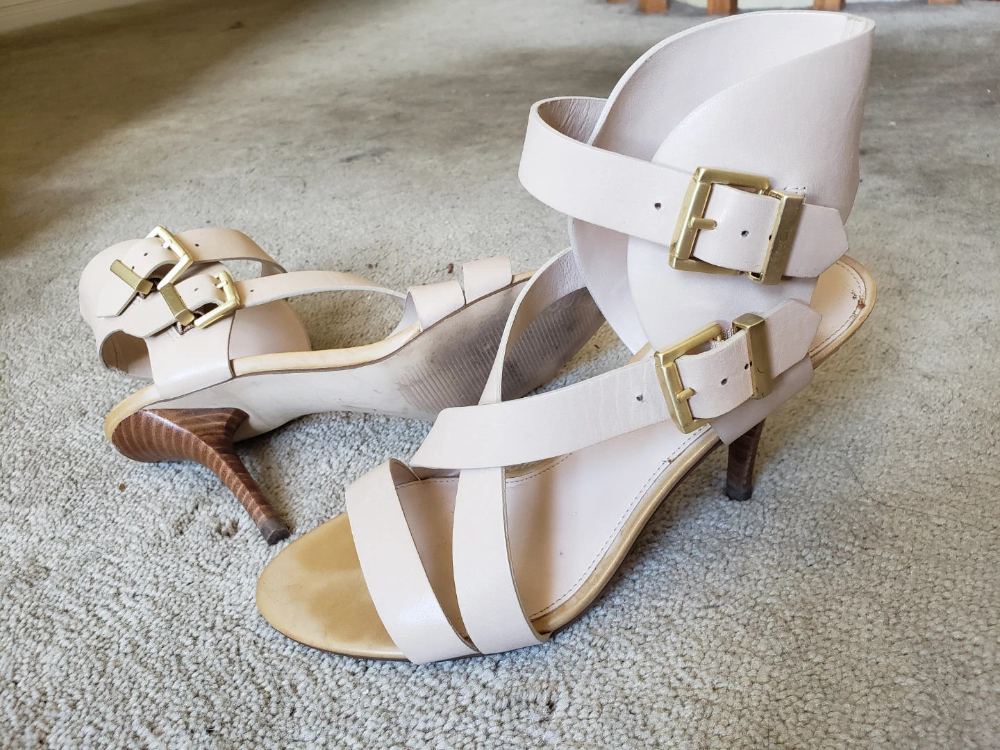 🥕 Guess heeled sandals size 7