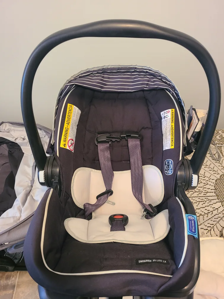 stroller and 2 car seats bundle image indicator(9)