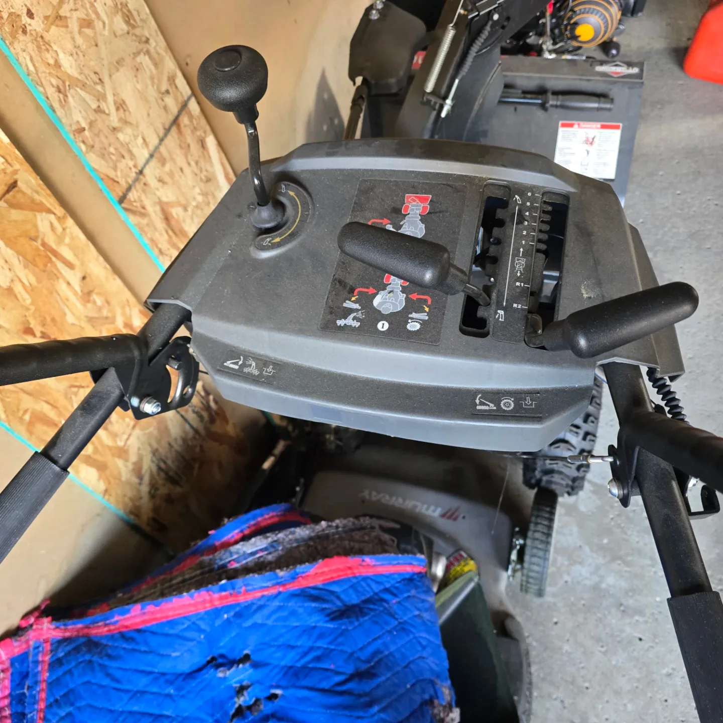 #cleanout Briggs & Stratton 208cc 9.50 Snow Series Snow Blower image indicator(3)