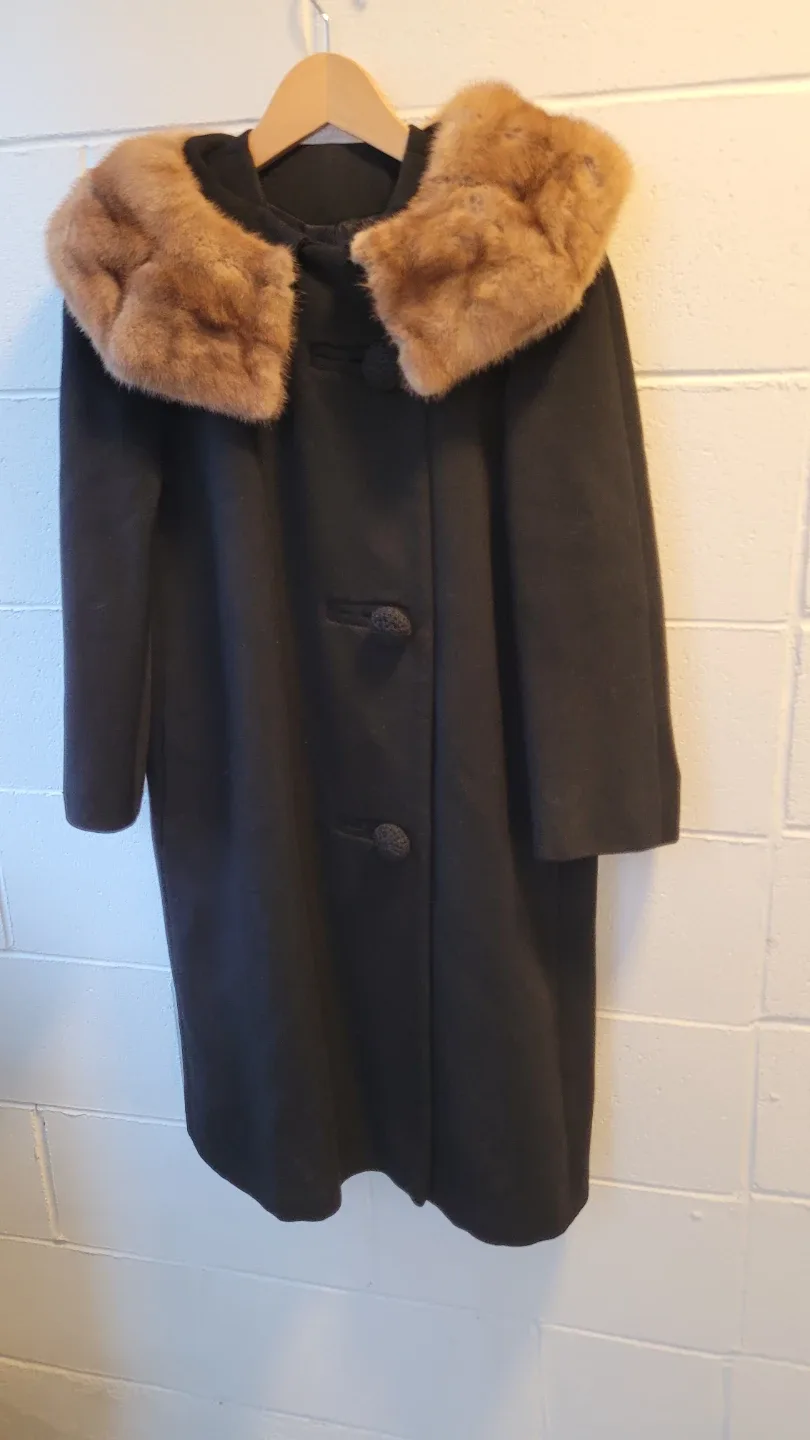 Mint condition vintage fur collar wool coat image indicator(3)