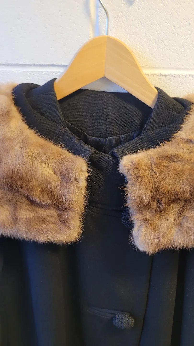 Mint condition vintage fur collar wool coat image indicator(5)