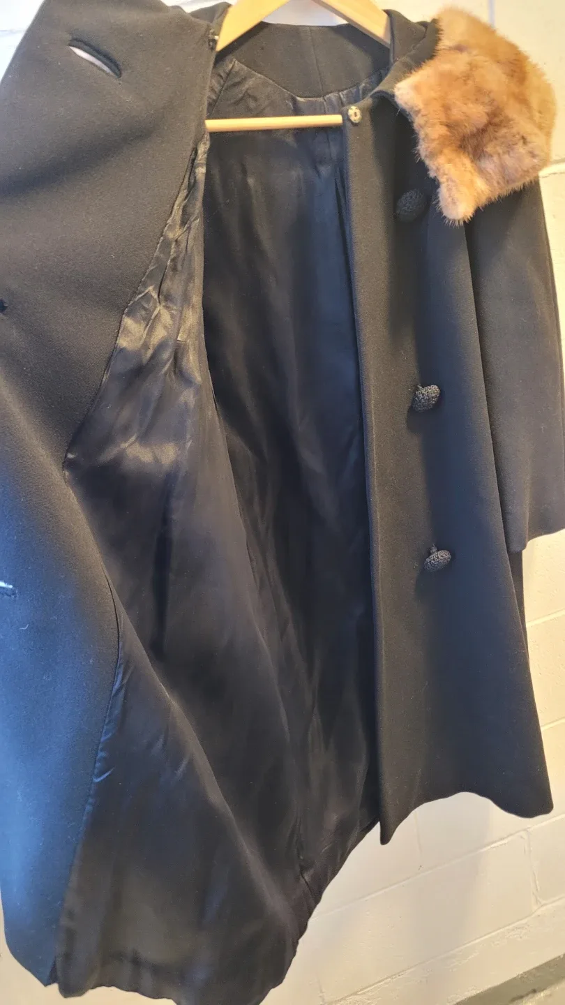 Mint condition vintage fur collar wool coat image indicator(7)