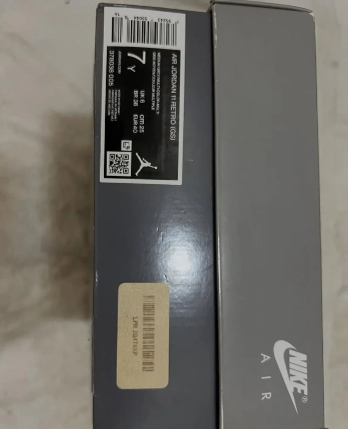 Air Jordan 11 Retro (GS) - Size 7Y image indicator(2)