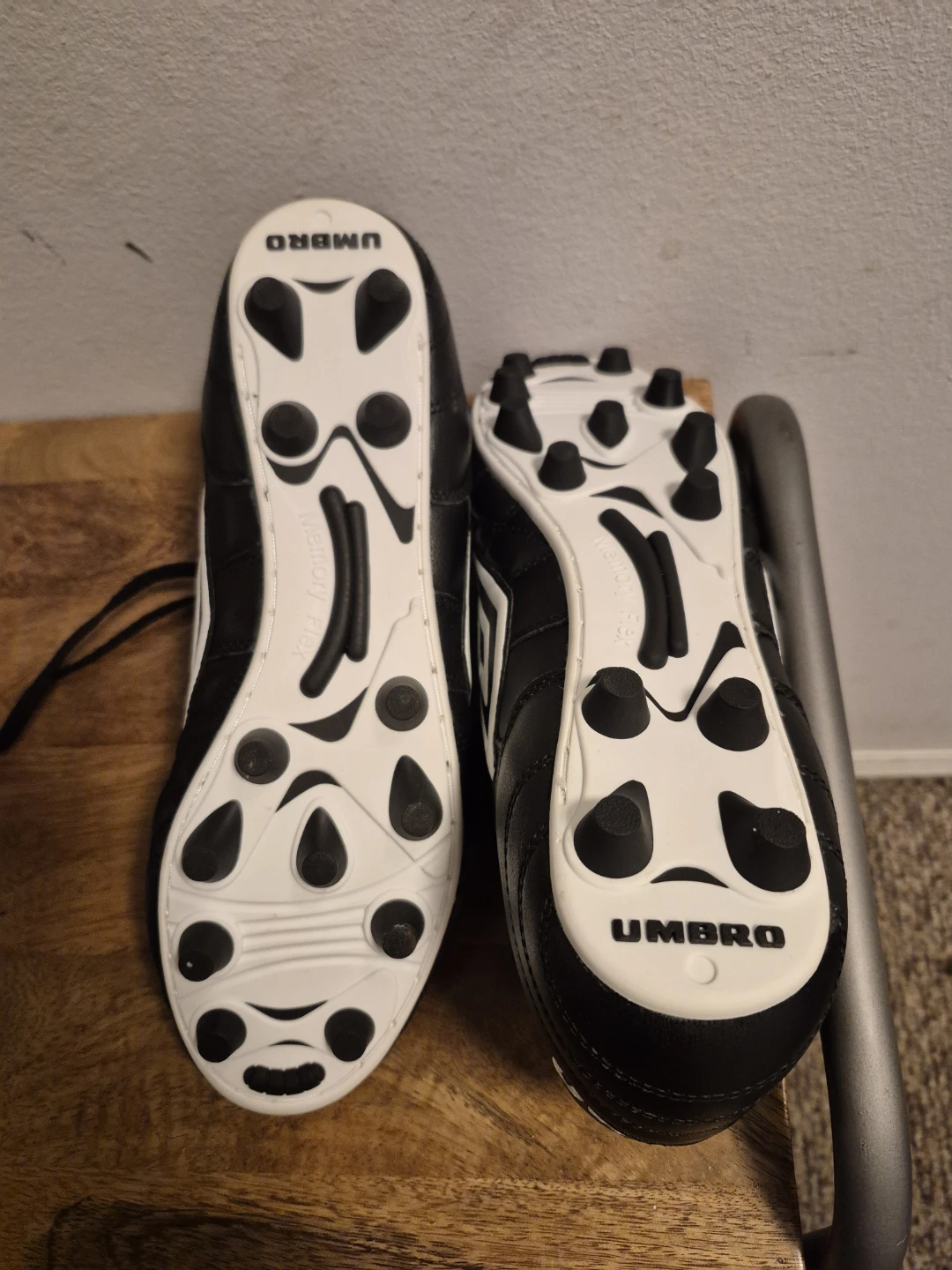 Umbro Speciali Maxim FG Soccer Cleats - US 10.5 - photo 3