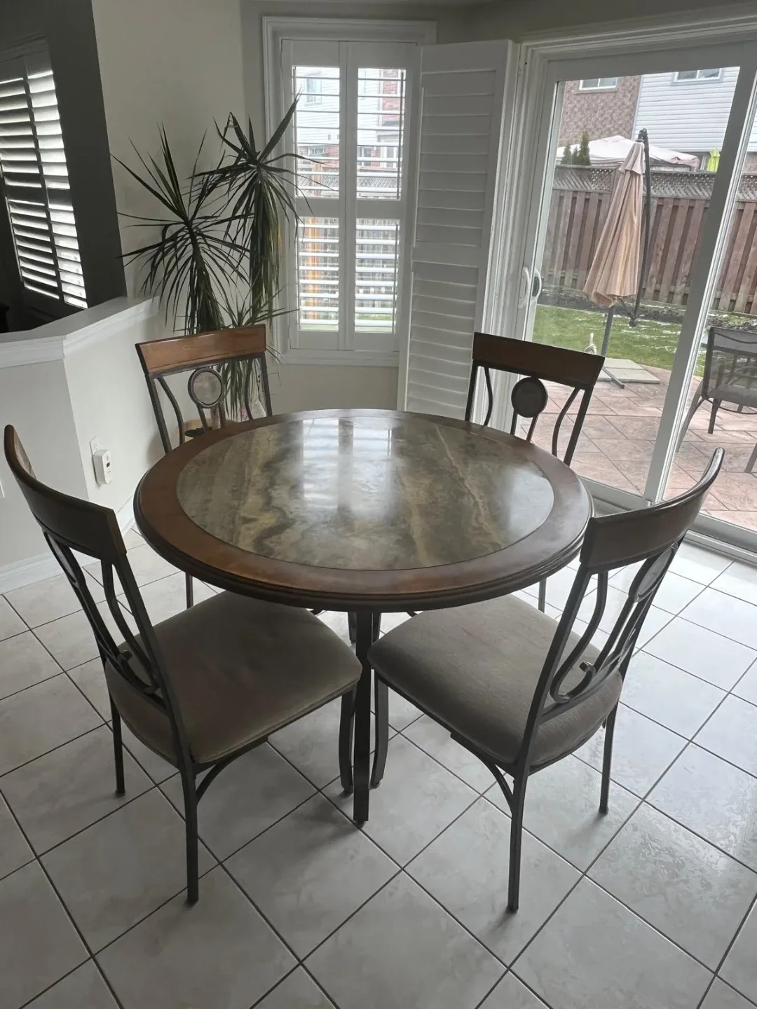 Round Dining Table with 4 Chairs image indicator(3)