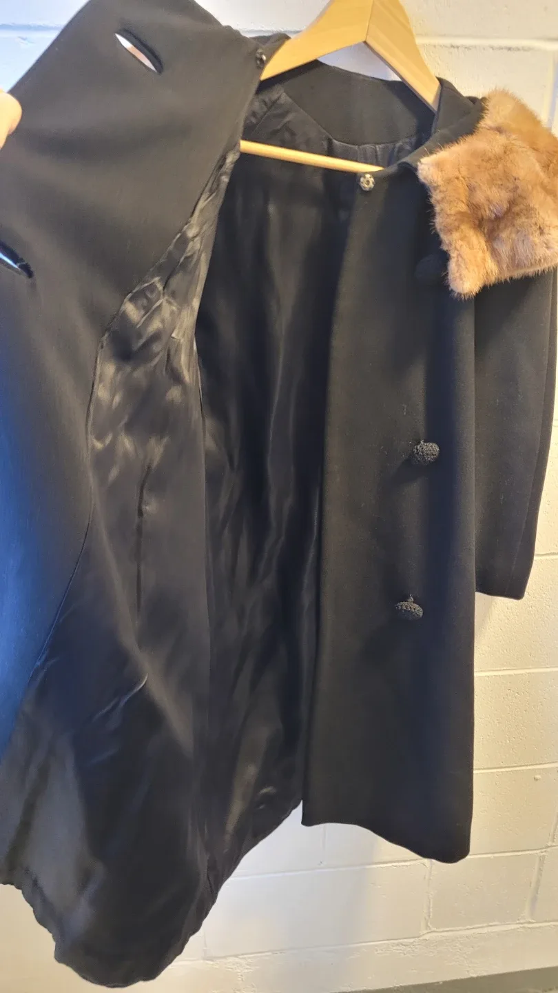 Mint condition vintage fur collar wool coat image indicator(8)