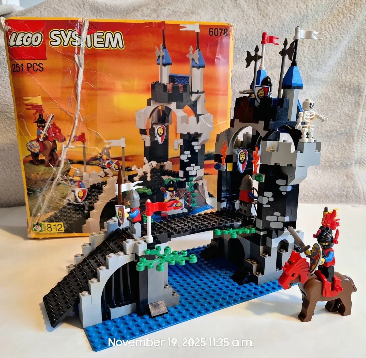 LEGO System 6078 Knight's Castle (251 Pieces)