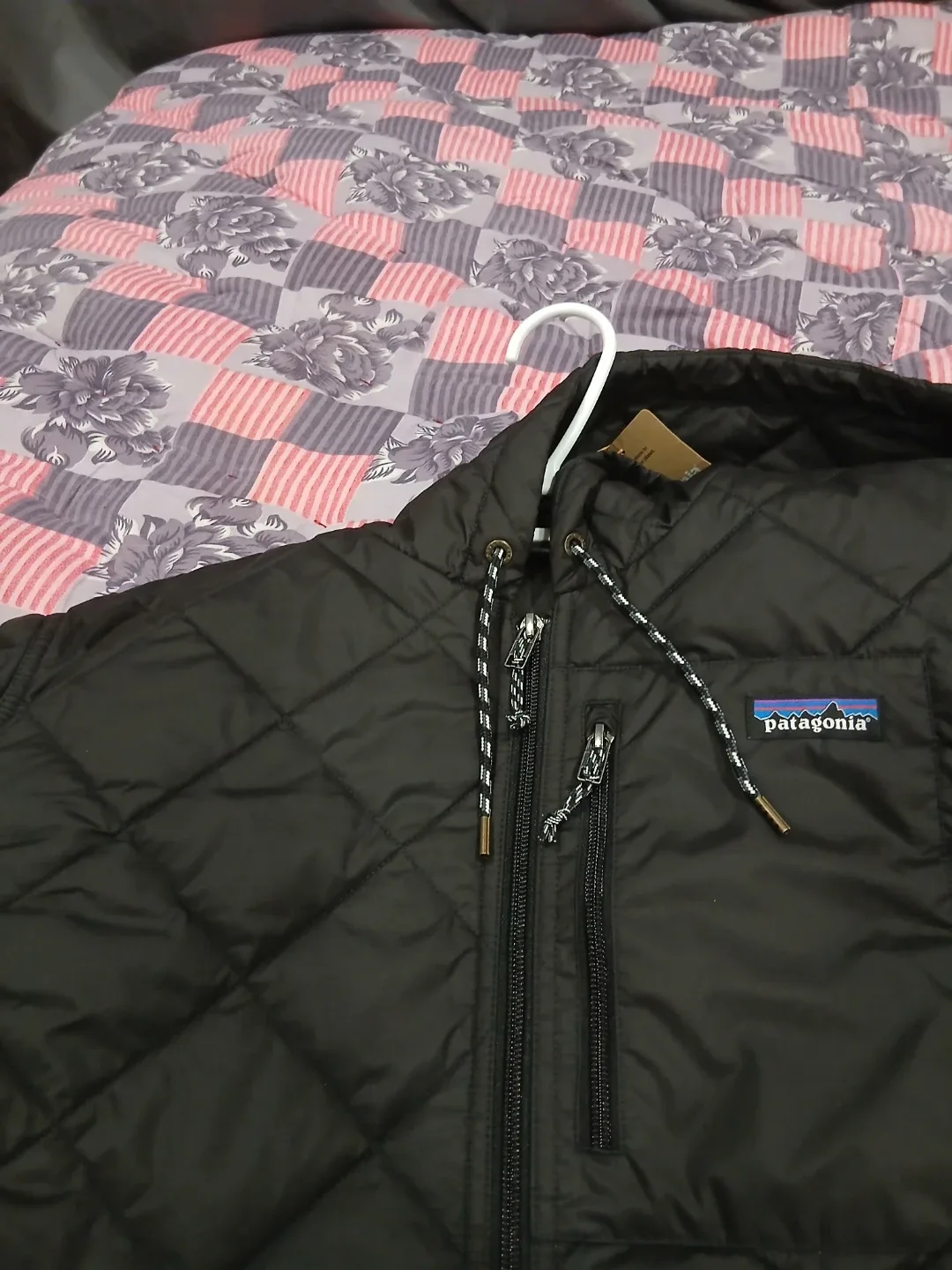 BRAND NEW !!Patagonia Diamond Quilted Bomber coat - Size L image indicator(4)