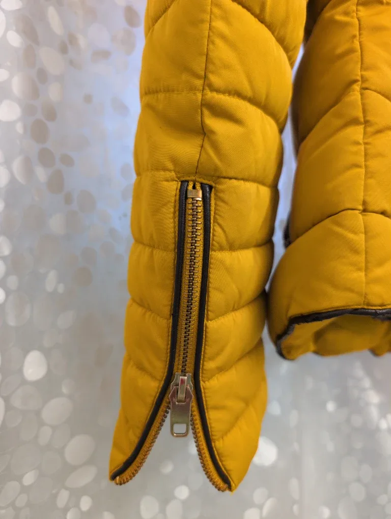 Zara Puffer Jacket - Size L image indicator(7)