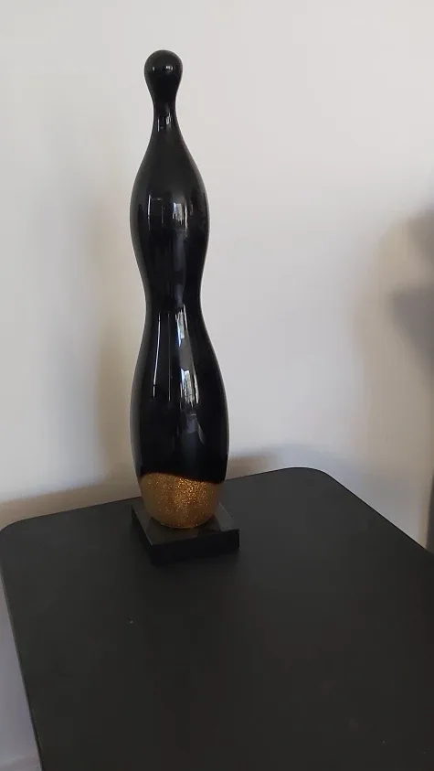 Vases, statue, flowers image indicator(2)