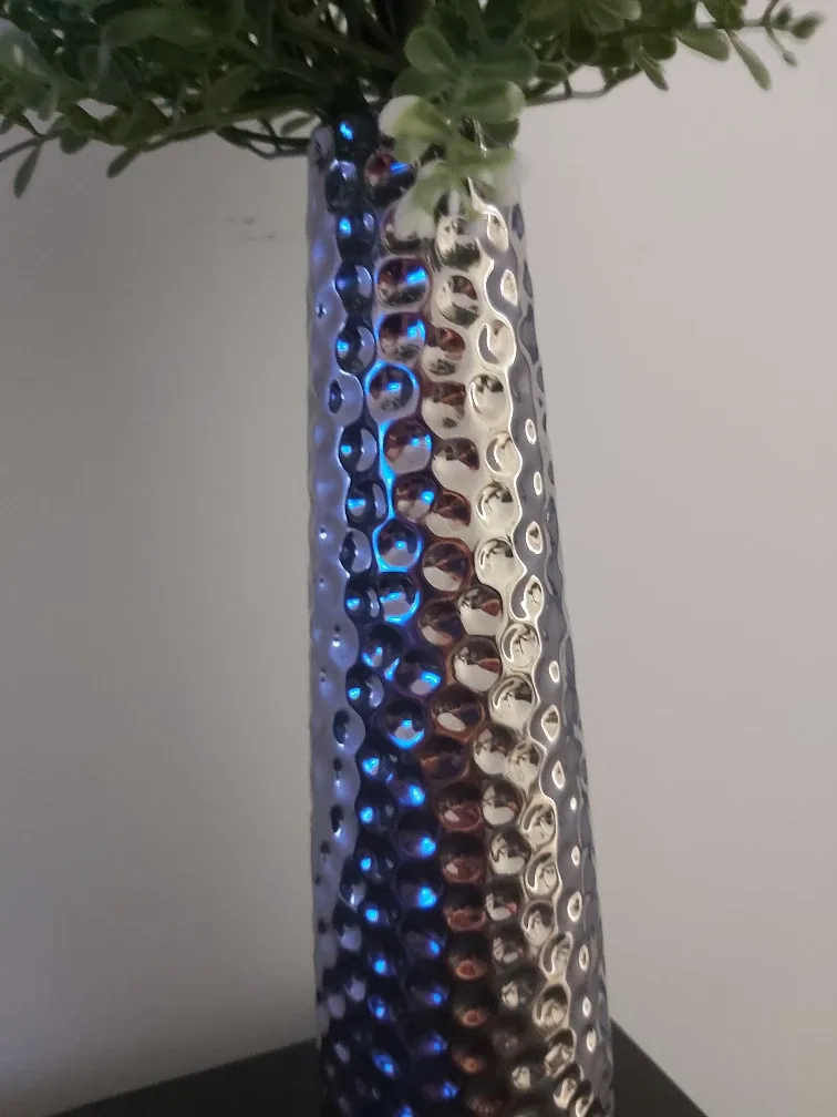 Vases, statue, flowers image indicator(3)