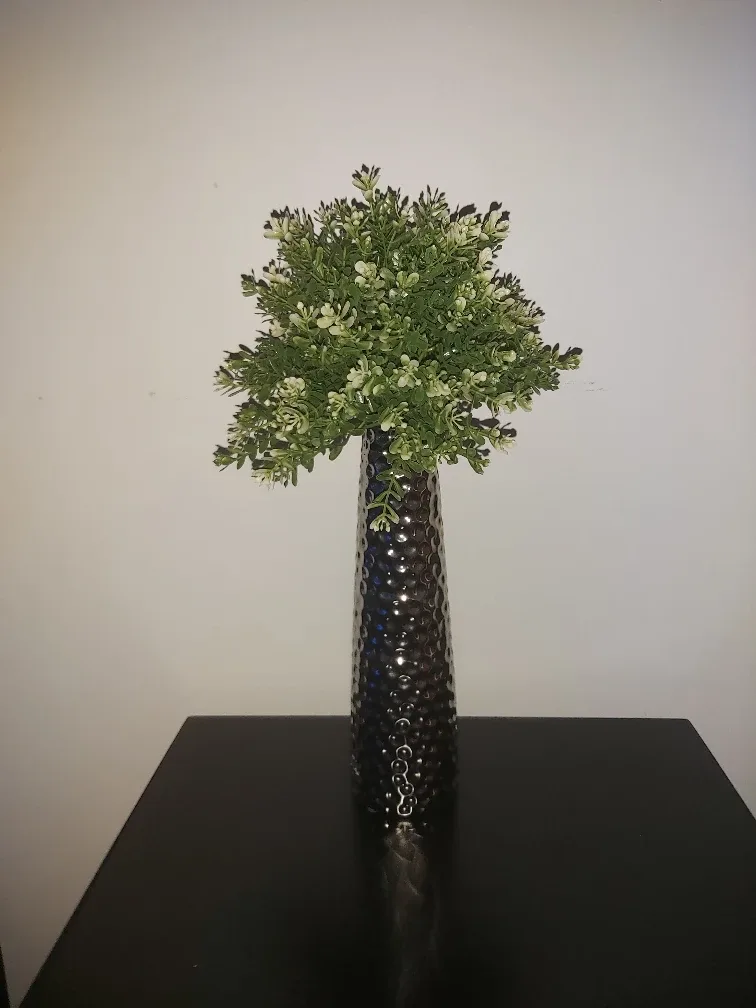 Vases, statue, flowers image indicator(4)