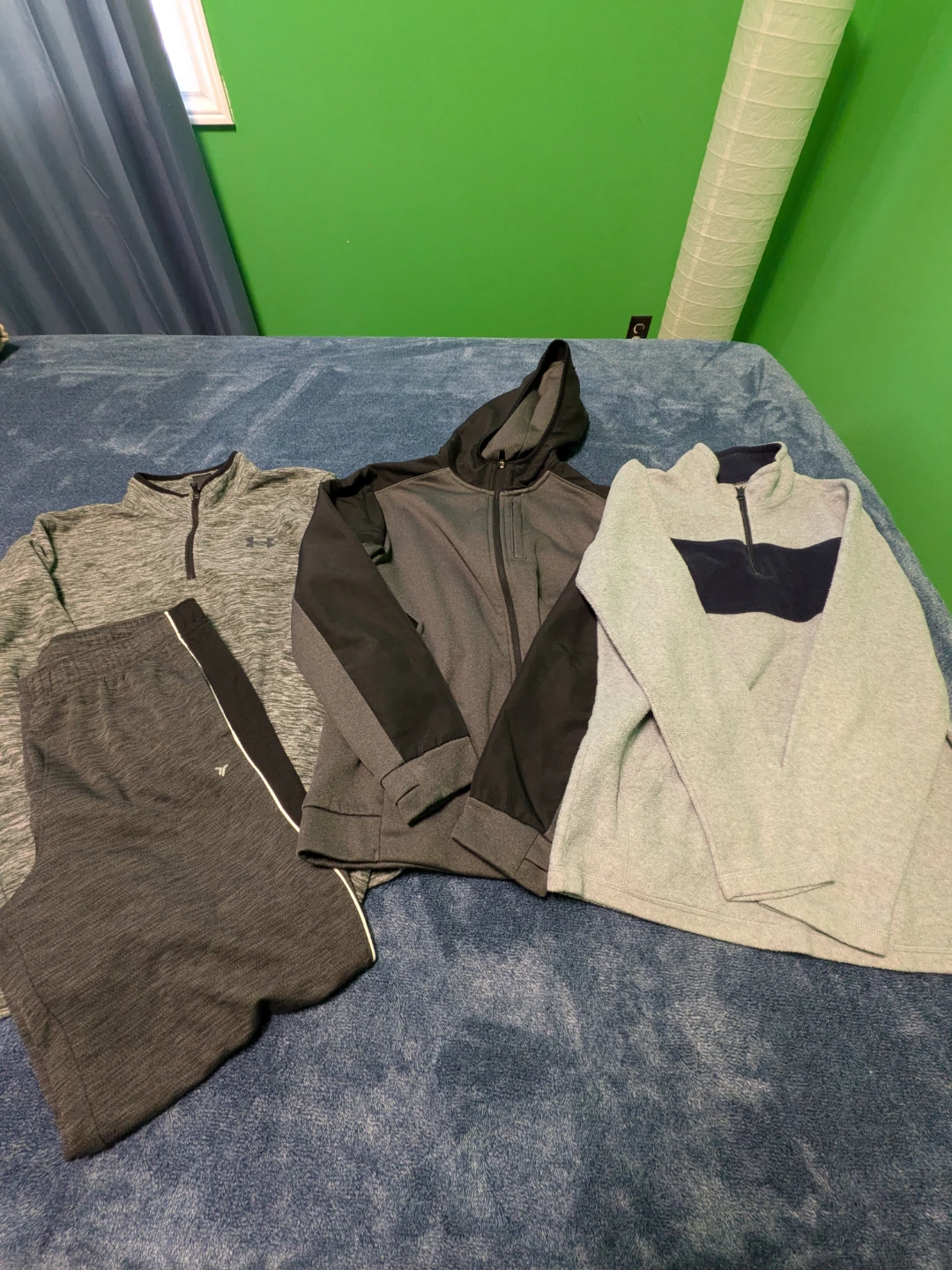 Christmas bundle! 3 sweatshirts and 1 pair of pants XL (14-16)