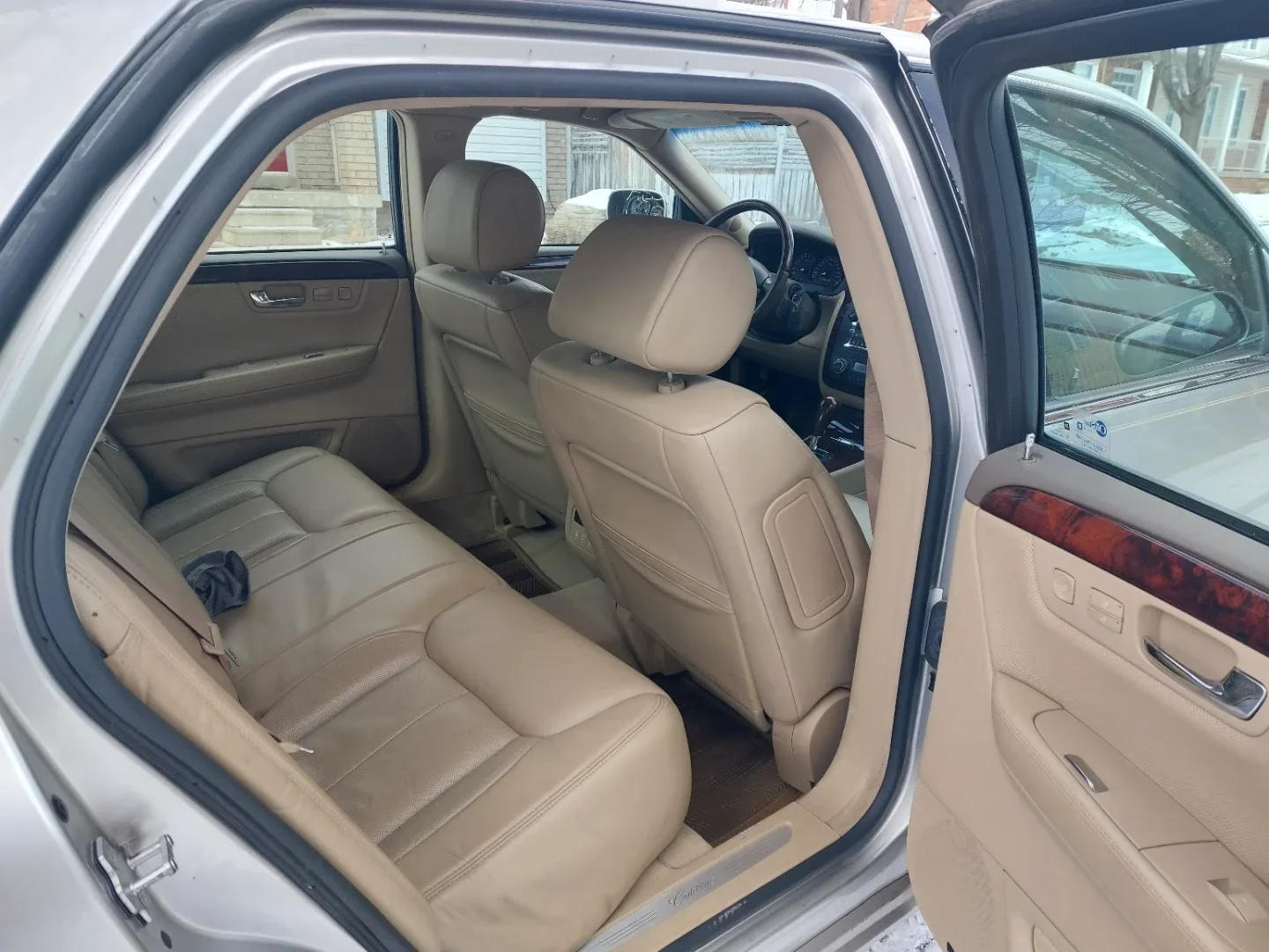 Cadillac DTS Sedan - Silver image indicator(4)