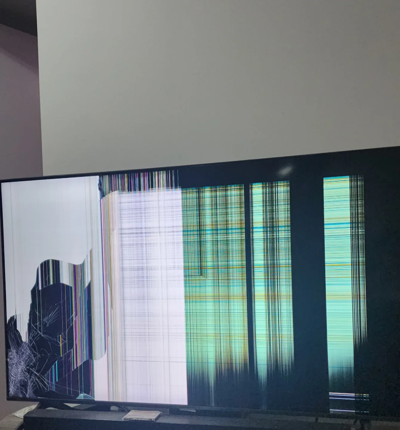 BROKEN SCREEN  Samsung 50"  Smart TV (Parts/Repair)