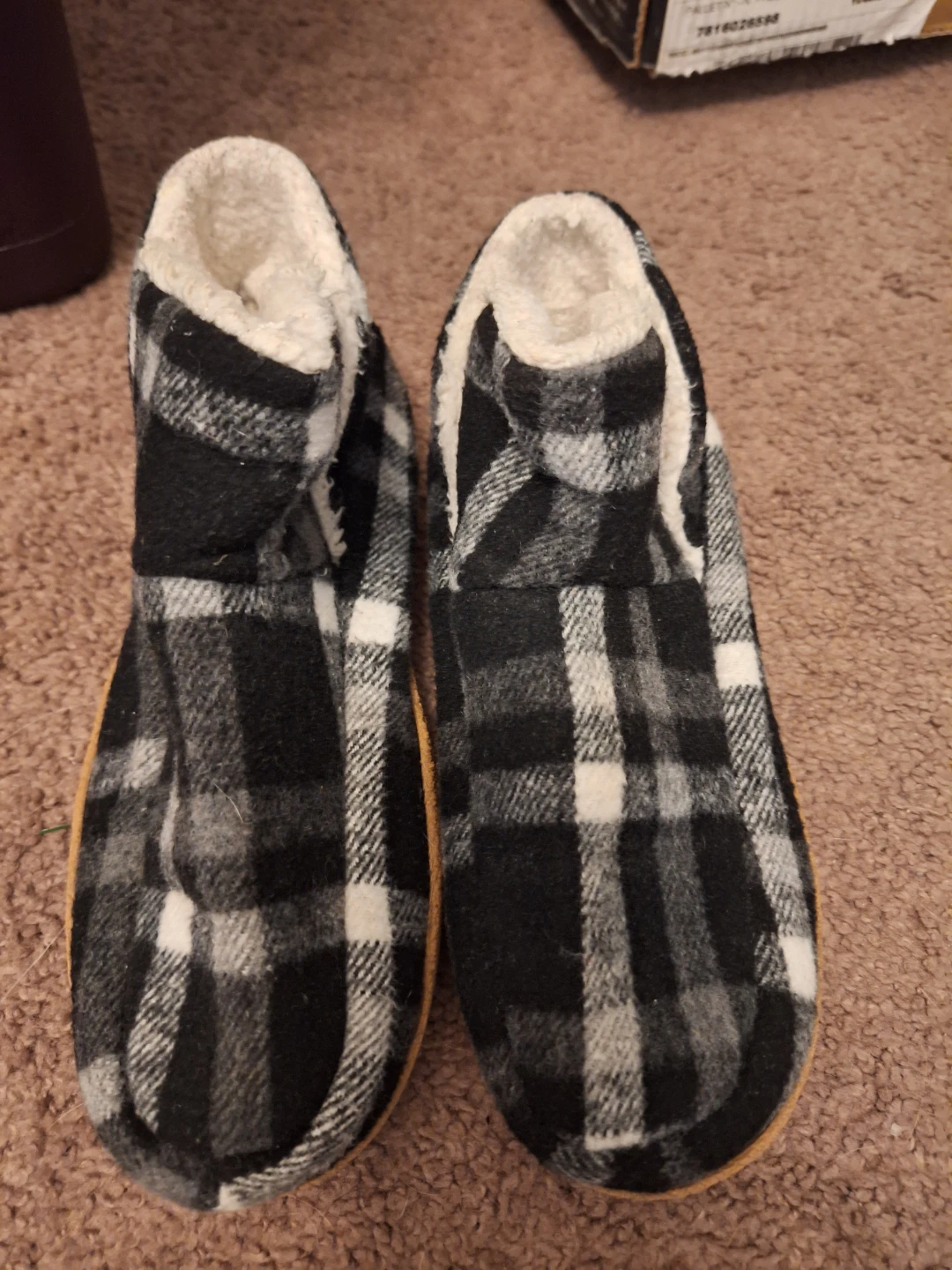 Unisex: Dearfoams Plaid Slippers - Size Medium (7-8 US)