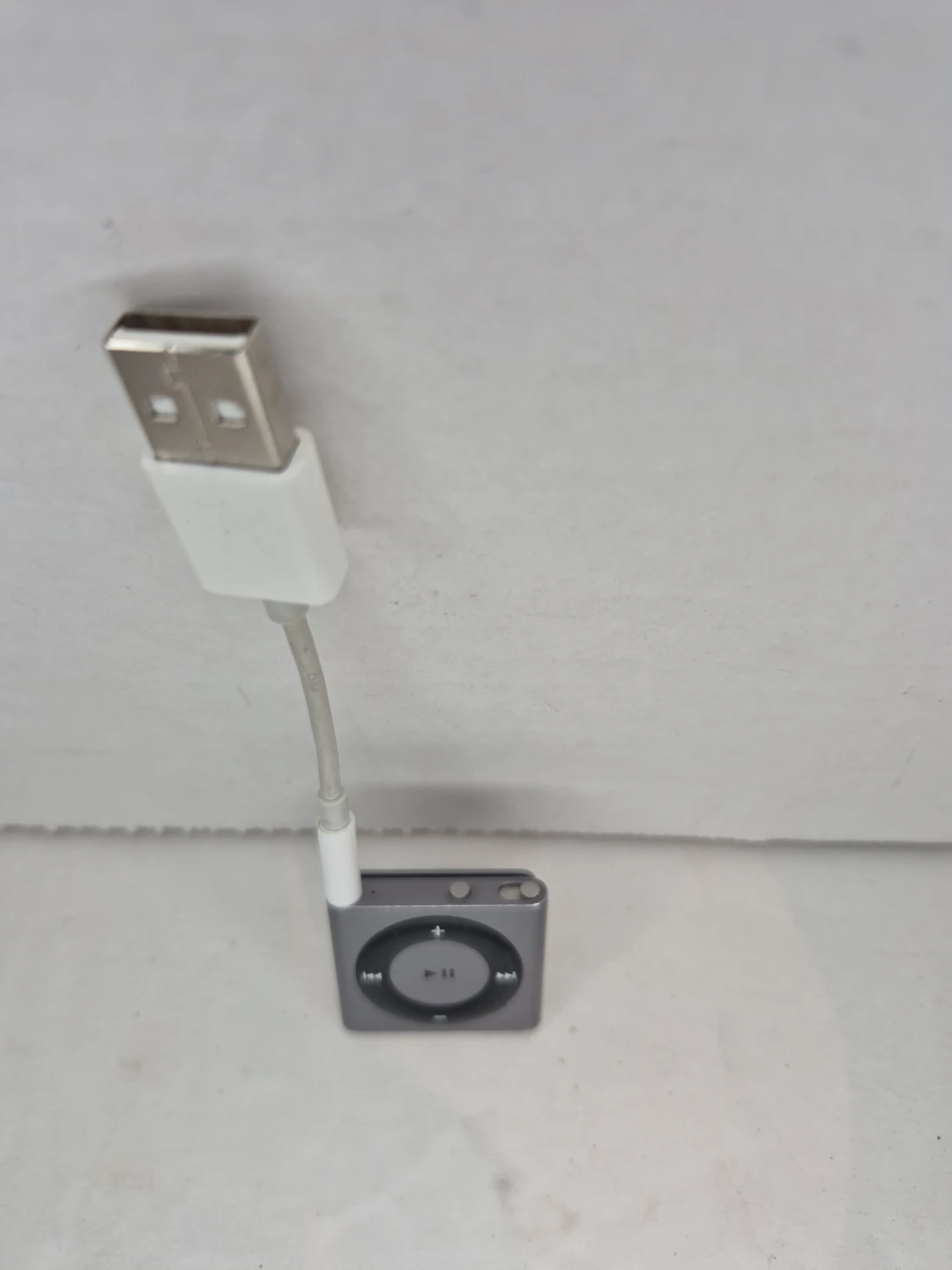 Apple iPod Shuffle 2nd Gen Silver