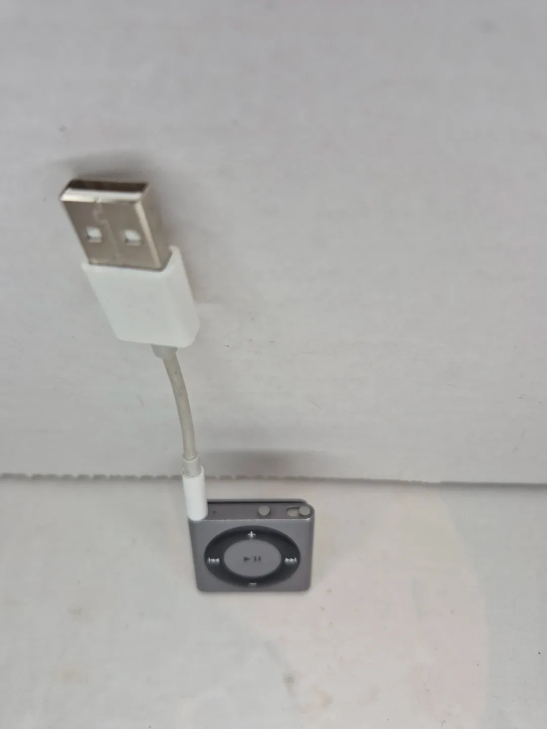 Apple iPod Shuffle 2nd Gen Silver