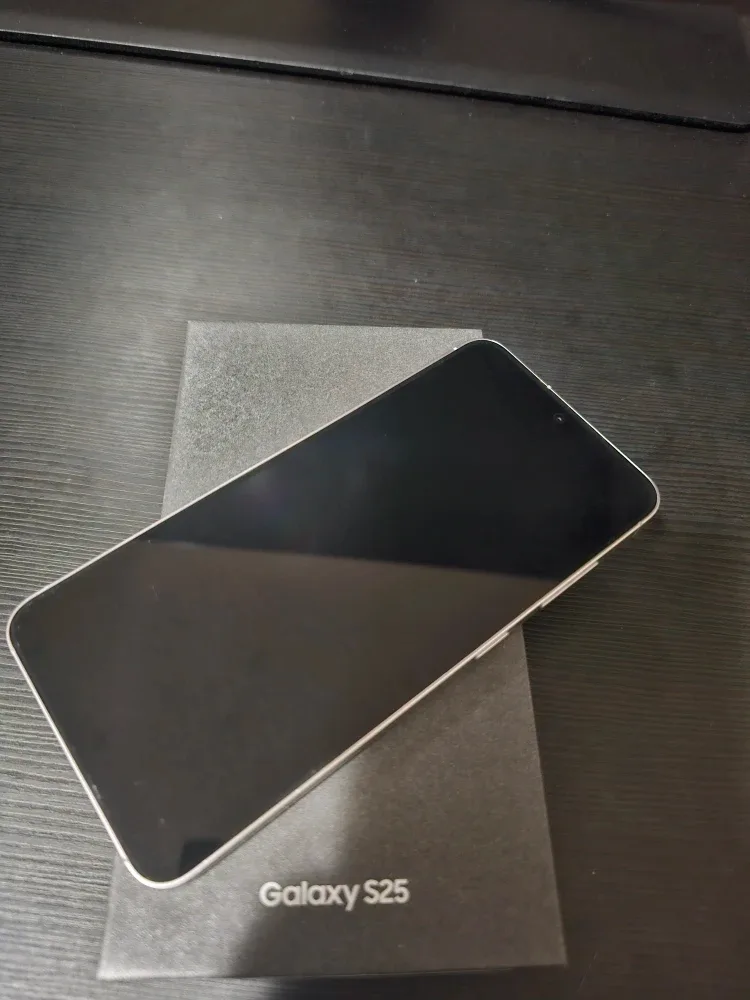Samsung Galaxy S25 - Like New! image indicator(2)