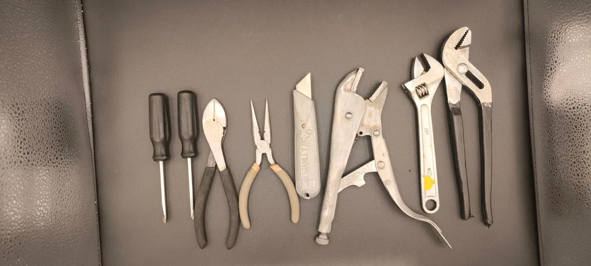 Mixed Tool Set - Screwdrivers, Pliers, Wrenches, Stanley Knife image indicator(3)