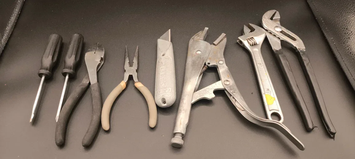 Mixed Tool Set - Screwdrivers, Pliers, Wrenches, Stanley Knife image indicator(4)