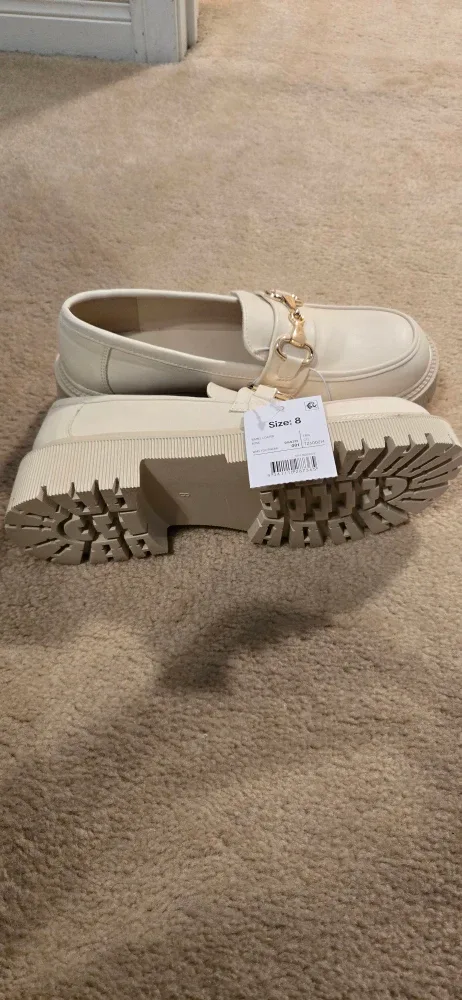 New cream-coloured loafers - Size 8 image indicator(2)