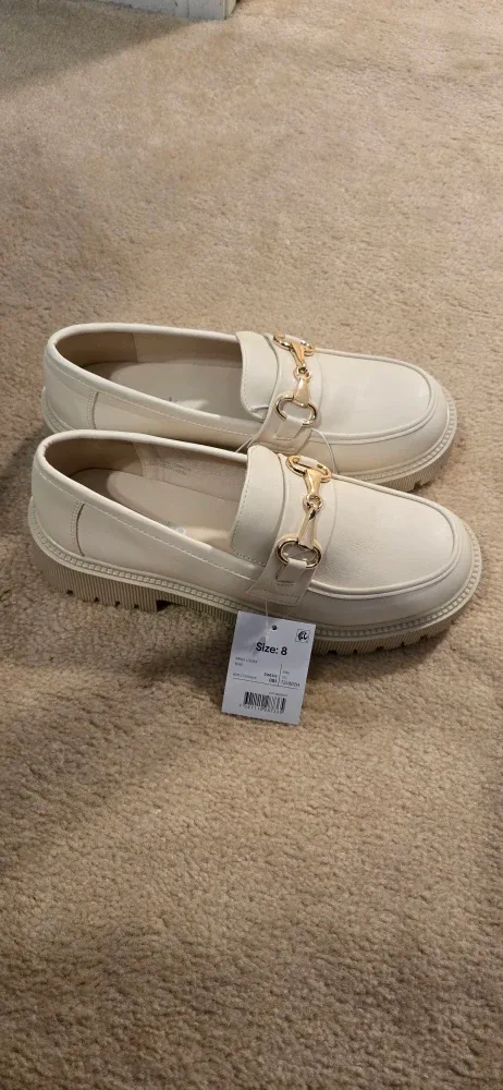New cream-coloured loafers - Size 8 image indicator(3)