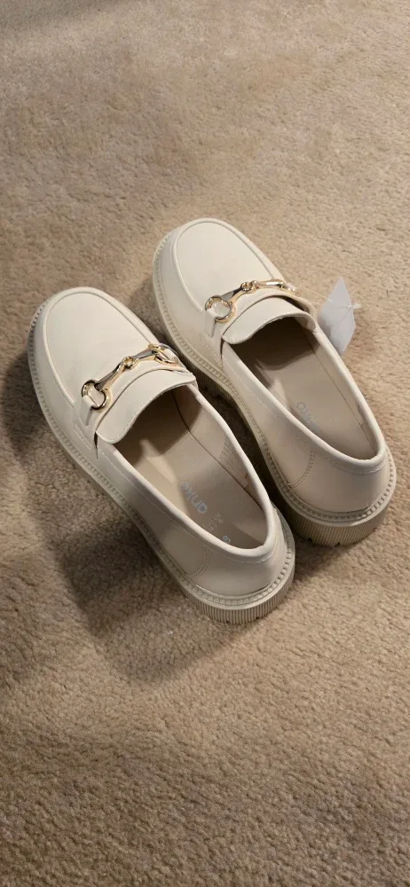 New cream-coloured loafers - Size 8 image indicator(4)