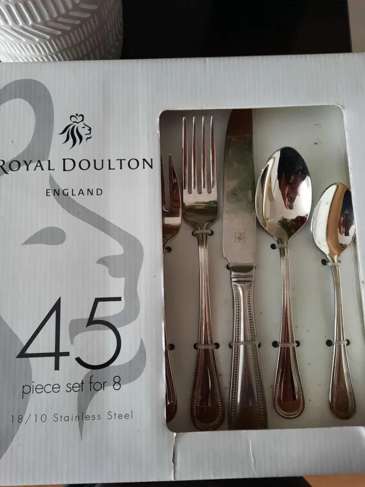 Royal Doulton England 45-Piece Cutlery Set