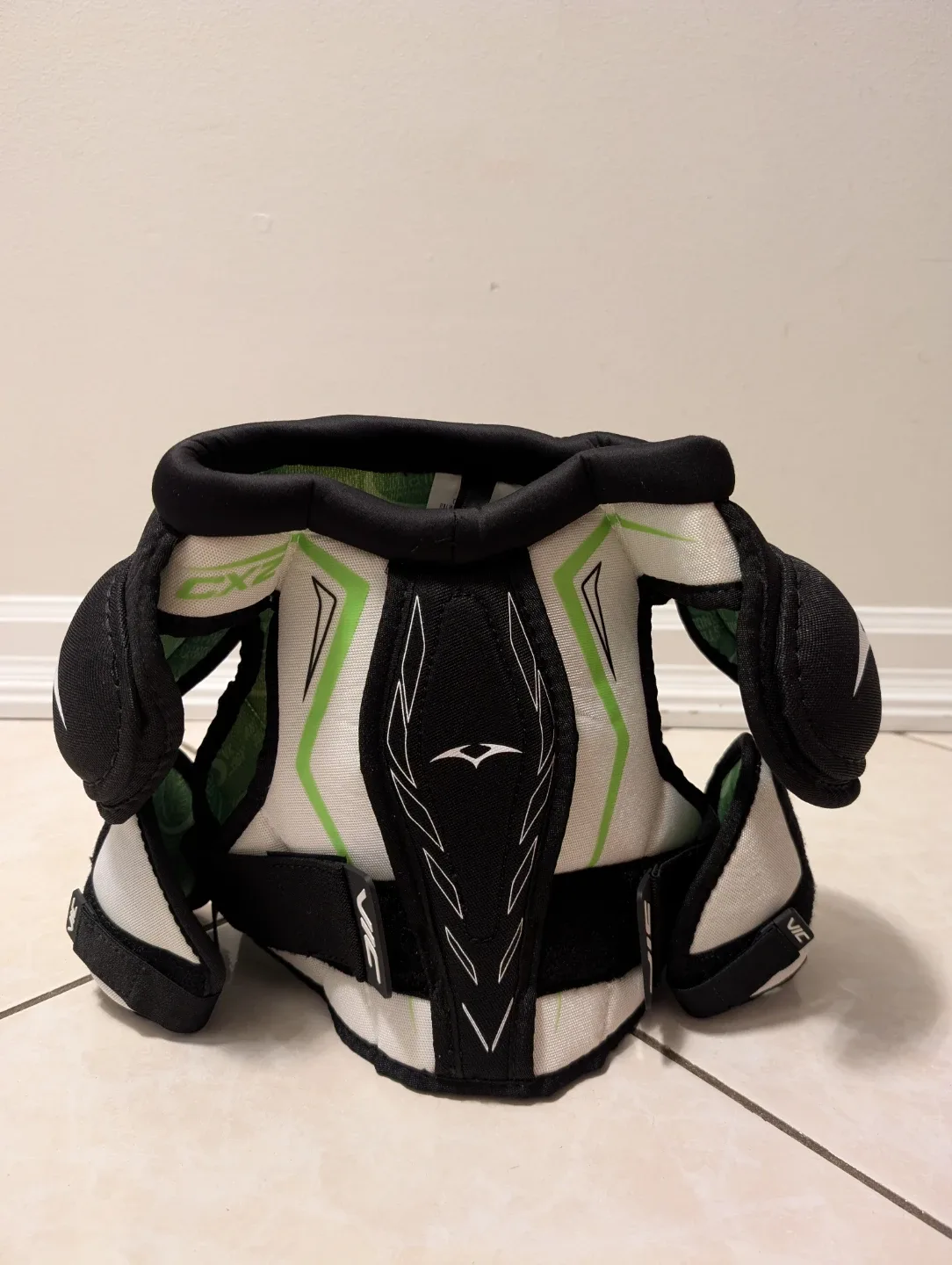 VIC Hockey Shoulder Pads - Large/Grand
