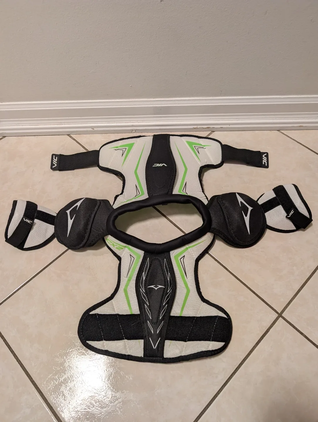 VIC Hockey Shoulder Pads - Large/Grand image indicator(3)