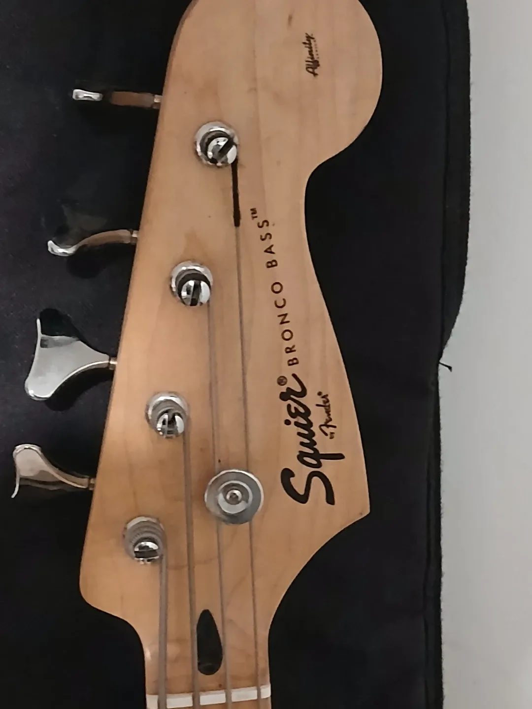 Squier Bronco Bass Guitar image indicator(2)