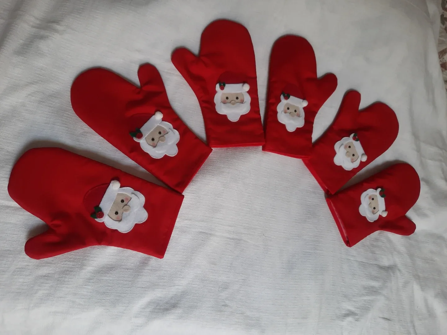 Santa Claus Oven Mitts and Pot Holders Set