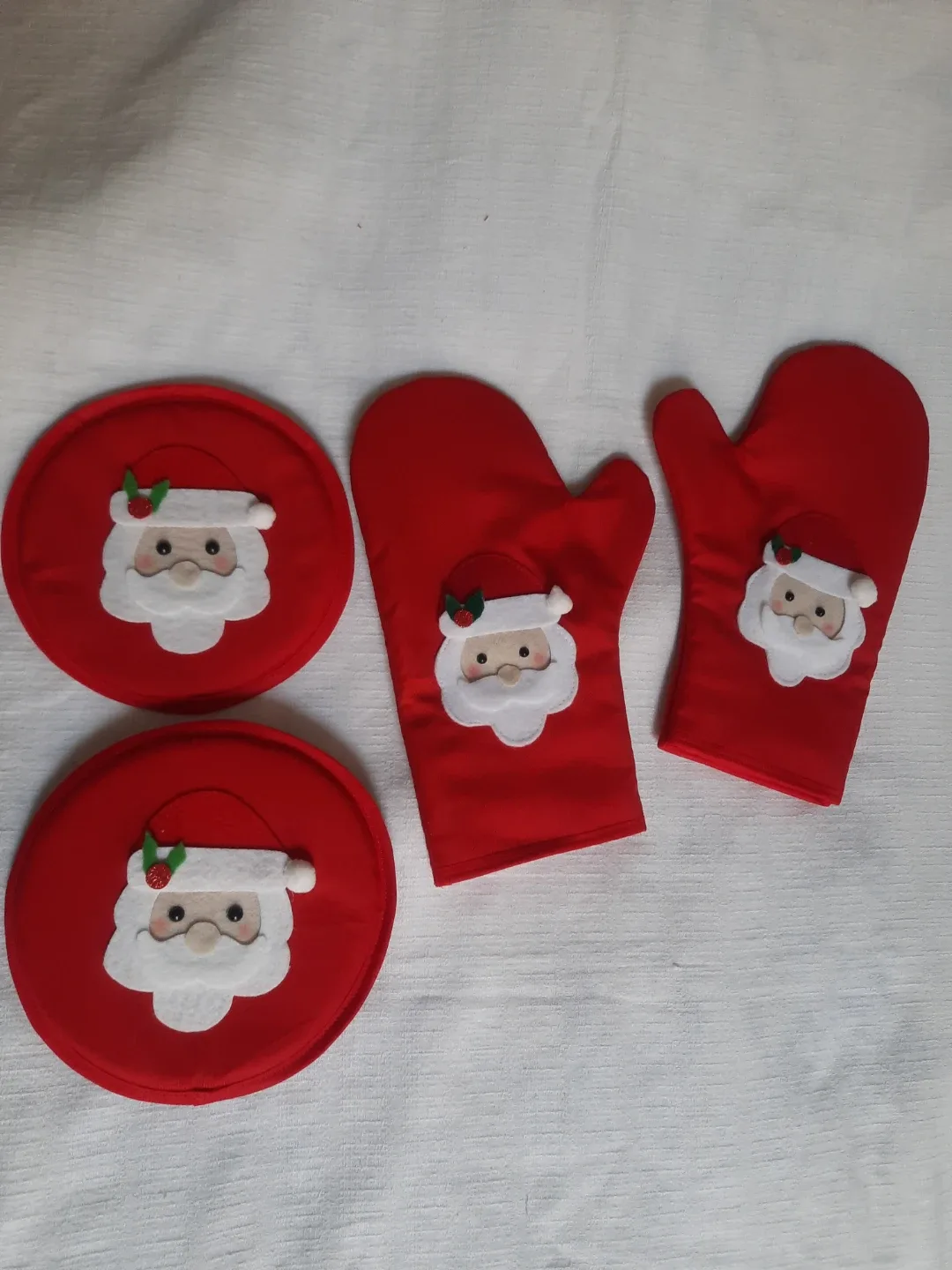 Santa Claus Oven Mitts and Pot Holders Set image indicator(3)
