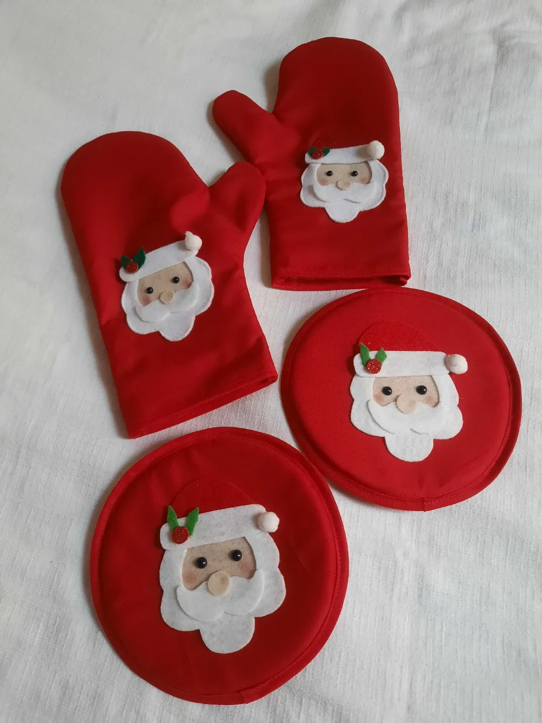 Santa Claus Oven Mitts and Pot Holders Set image indicator(4)