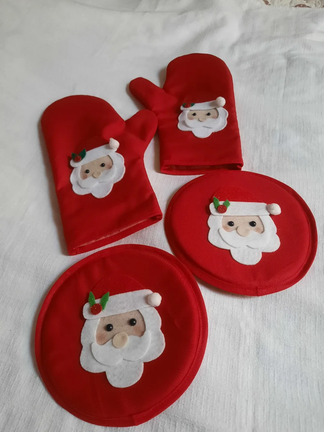 Santa Claus Oven Mitts and Pot Holders Set image indicator(7)