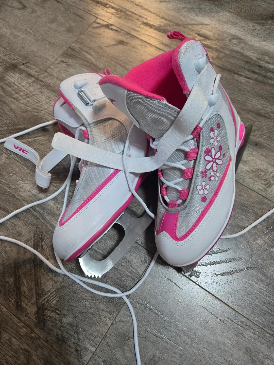 VIC Ice Skates kids size J3