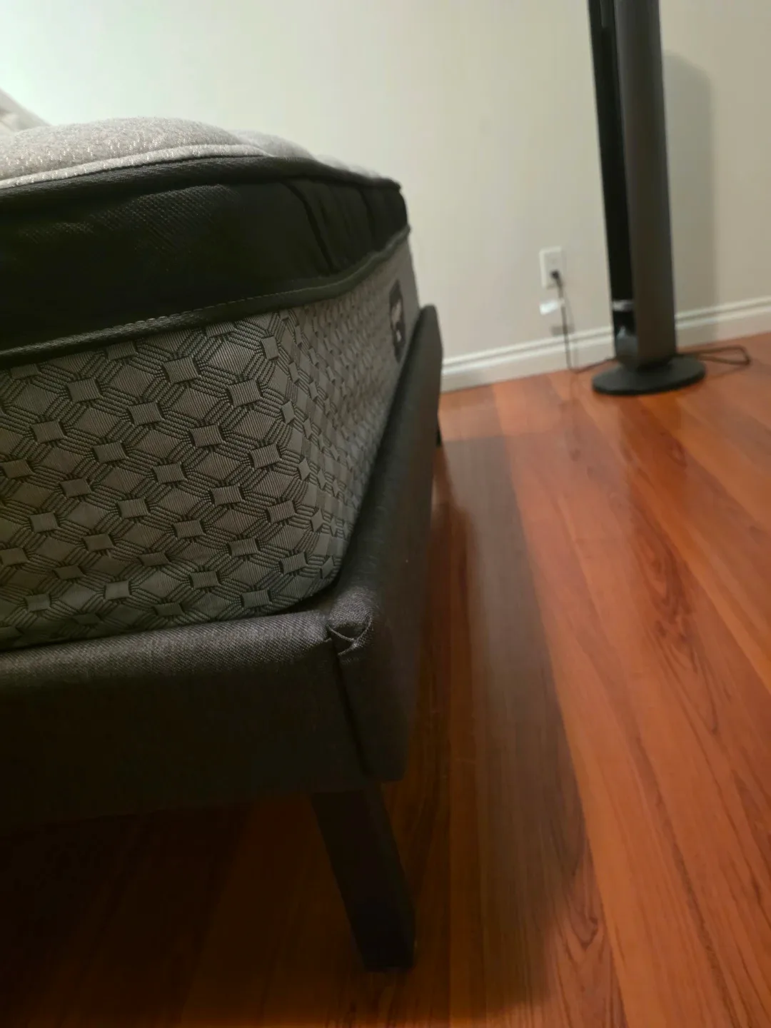 Breeze Queen Platform Bed image indicator(4)